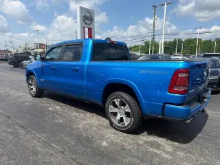 Ram 1500 2022 4x4 Laramie 4 puertas Cabina Crew 6.4 pies. Pickup SB
