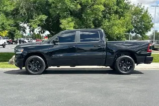 Ram 1500 2023 4x4 Big Horn 4 puertas Cabina Crew 5.6 pies. SB Pickup