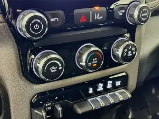 Ram 1500 2025 4x4 Tradesman 4 puertas Cabina Crew 5.6 pies. Caja corta Pickup