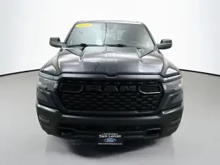 Ram 1500 2025 4x4 Tradesman 4 puertas Cabina Crew 5.6 pies. Caja corta Pickup
