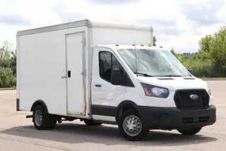 Ford Transit 2023 350 HD 2 puertas 138 pulg. WB DRW Chasis Cortado con GVWR de 9950 lb.