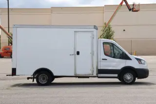 Ford Transit 2023 350 HD 2 puertas 138 pulg. WB DRW Chasis Cortado con GVWR de 9950 lb.