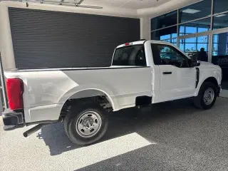 Ford F-350 Super Duty 2025 4x2 XL Cabina Regular 2 puertas 8 pies LB SRW Pickup