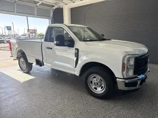Ford F-350 Super Duty 2025 4x2 XL Cabina Regular 2 puertas 8 pies LB SRW Pickup