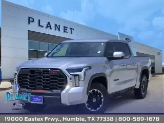 Toyota Tundra 2024 4x4 SR5 4 puertas CrewMax Cab Pickup SB