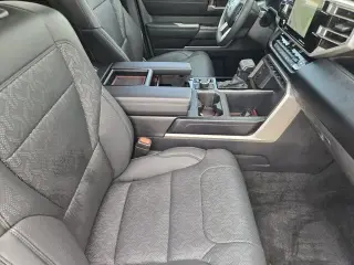 Toyota Tundra 2024 4x4 SR5 4 puertas CrewMax Cab Pickup SB
