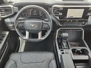 Toyota Tundra 2024 4x4 SR5 4 puertas CrewMax Cab Pickup SB