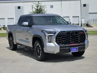 Toyota Tundra 2024 4x4 SR5 4 puertas CrewMax Cab Pickup SB