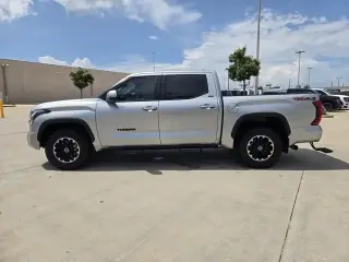 Toyota Tundra 2024 4x4 SR5 4 puertas CrewMax Cab Pickup SB