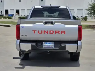 Toyota Tundra 2024 4x4 SR5 4 puertas CrewMax Cab Pickup SB