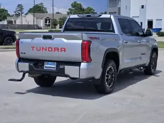 Toyota Tundra 2024 4x4 SR5 4 puertas CrewMax Cab Pickup SB
