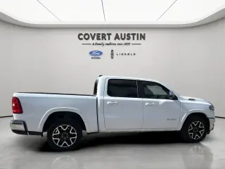Ram 1500 2025 4x4 Laramie 4 puertas Cabina Crew 5.6 pies. Caja corta Pickup