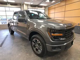 Ford F-150 2025 4x4 STX 4 puertas SuperCrew 5.5 pies. Caja corta