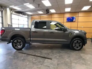 Ford F-150 2025 4x4 STX 4 puertas SuperCrew 5.5 pies. Caja corta
