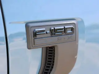 Ford F-150 2023 4x4 XL 4 puertas SuperCrew 5.5 pies SB