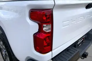 Chevrolet Silverado 2500HD 2024 4x4 Custom 4 puertas Cabina Crew SB