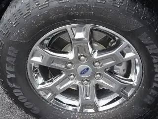 Ford F-150 2023 4x4 Lariat 4 puertas SuperCrew 5.5 pies. SB