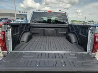 Ford F-150 2025 4x4 STX 4 puertas SuperCrew 5.5 pies. SB