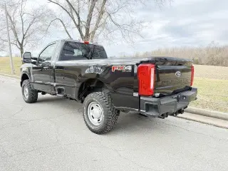 Ford F-250 Super Duty 2023 4x4 XL Cabina Regular 2 puertas 8 pies LB Pickup