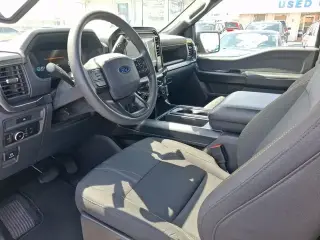 Ford F-150 2025 4x4 STX 4 puertas SuperCrew 5.5 pies. Caja corta
