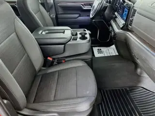 Chevrolet Silverado 1500 2022 4x4 RST 4 puertas Cabina Crew 5.8 pies. Caja corta