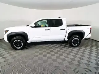 Toyota Tacoma 2026 4x4 TRD Off-Road 4 puertas Doble Cabina 5.0 pies SB 8A
