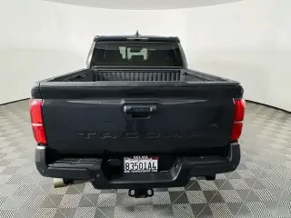 Toyota Tacoma 2024 4x4 SR5 Cabina Doble 4 puertas 6.1 ft LB