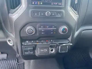 Chevrolet Silverado 2500HD 2024 4x4 Custom 4 puertas Cabina Crew SB