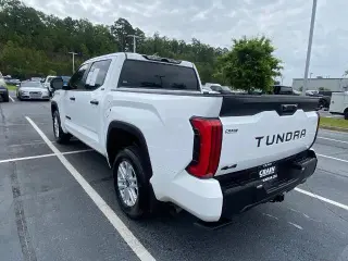 Toyota Tundra 2025 4x4 SR5 4 puertas CrewMax Cab Pickup SB