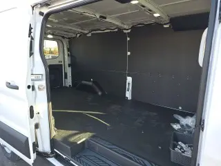 Ford Transit 2024 350 3 puertas SWB Techo Bajo Furgón de Carga