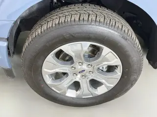 Ford F-150 2023 4x4 Platinum 4 puertas SuperCrew 5.5 pies. SB