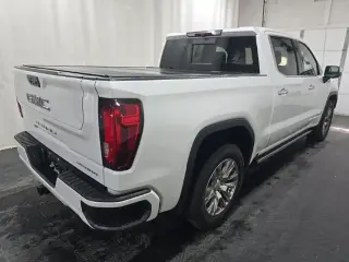 GMC Sierra 1500 2023 4x4 Denali 4 puertas Cabina Crew 5.8 pies. Caja corta
