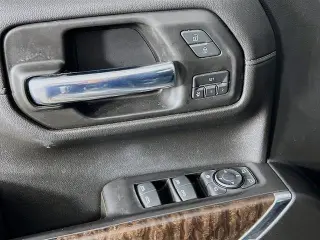 GMC Sierra 1500 2020 4x4 Denali 4 puertas Cabina Crew 5.8 pies. Caja corta