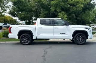 Toyota Tundra 2023 4x4 SR5 4 puertas CrewMax Cab Pickup SB