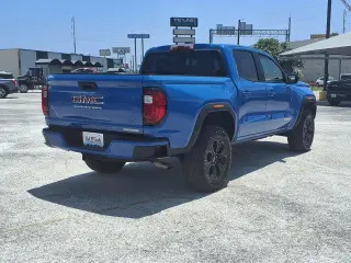 GMC Canyon 2025 4x2 Elevation Cabina Crew de 4 puertas 5 pies. SB