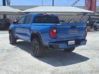 GMC Canyon 2025 4x2 Elevation Cabina Crew de 4 puertas 5 pies. SB