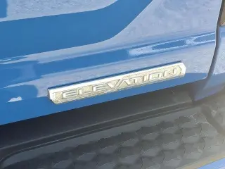 GMC Canyon 2025 4x2 Elevation Cabina Crew de 4 puertas 5 pies. SB