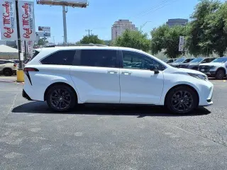 Toyota Sienna 2023 XSE 7 pasajeros 4 puertas Minivan