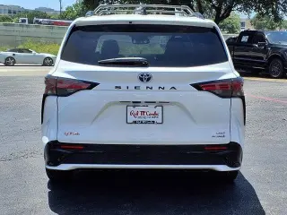 Toyota Sienna 2023 XSE 7 pasajeros 4 puertas Minivan