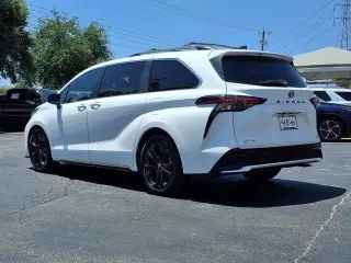 Toyota Sienna 2023 XSE 7 pasajeros 4 puertas Minivan