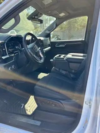 GMC Sierra 1500 2023 4x4 Elevation Estándar 4 puertas Cabina Crew 5.8 pies. Caja corta