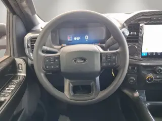 Ford F-150 2024 4x2 STX 4 puertas SuperCrew 5.5 pies. Caja corta.