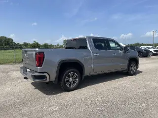 GMC Sierra 1500 2024 4x4 SLT 4 puertas Cabina Crew 5.8 pies. Caja corta