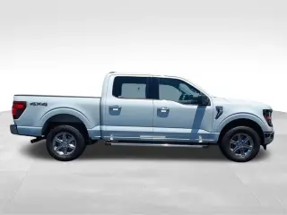Ford F-150 2025 4x4 XLT 4 puertas SuperCrew 5.5 pies. SB