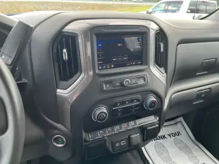 Chevrolet Silverado 1500 2024 4x4 Custom 4 puertas Cabina Crew 5.8 pies. SB