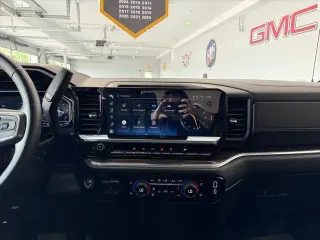 Chevrolet Silverado 1500 2024 4x4 RST 4 puertas Cabina Crew 5.8 pies. Caja corta
