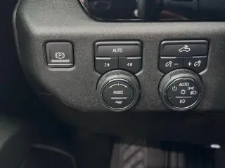 Chevrolet Silverado 1500 2023 4x4 RST 4 puertas Cabina Crew 5.8 pies. Caja corta