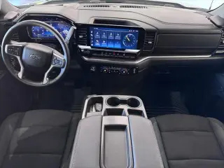 Chevrolet Silverado 1500 2023 4x4 RST 4 puertas Cabina Crew 5.8 pies. Caja corta