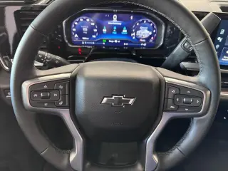 Chevrolet Silverado 1500 2023 4x4 RST 4 puertas Cabina Crew 5.8 pies. Caja corta