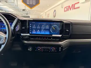 Chevrolet Silverado 1500 2023 4x4 RST 4 puertas Cabina Crew 5.8 pies. Caja corta